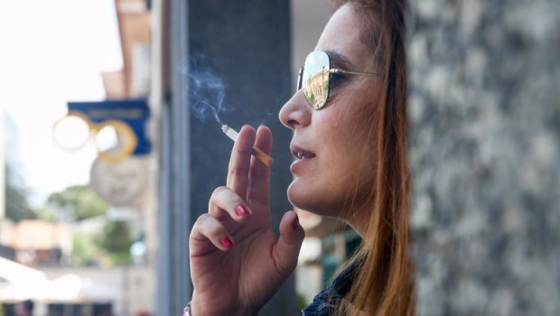 ep archivo   mujer fumando un cigarro