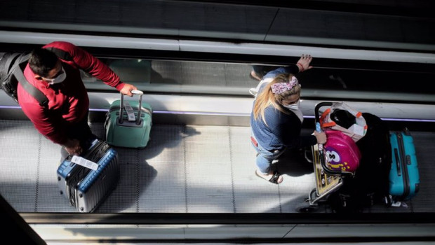 ep archivo   pasajeros con maletas en la terminar t4 del aeropuerto adolfo suarez madrid barajas