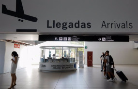ep archivo   pasajeros en el aeropuerto internacional de la region de murcia airm