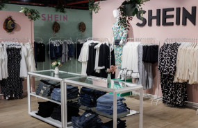 ep archivo   ropa colgada en un burros durante la inauguracion de la tienda efimera de shein en el