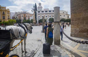 ep archivo   turistas con maletas en el entorno de la catedral a 11 de agosto de 2022 en sevilla