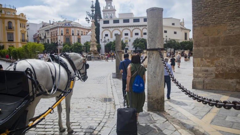 ep archivo   turistas con maletas en el entorno de la catedral a 11 de agosto de 2022 en sevilla
