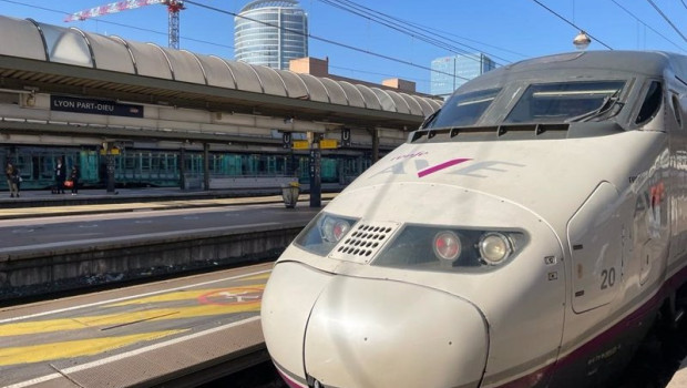 ep archivo   un ave de renfe en la estacion de lyon a punto de salir hacia barcelona