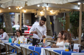 ep archivo   un camarero de origen extranjero atiende una mesa de un bar en barcelona