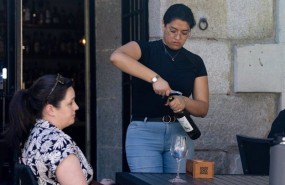 ep archivo   una camarera sirve una copa de vino