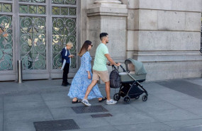 ep archivo   una pareja con un carrito de bebe