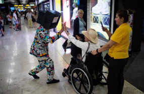 ep archivo   una persona en silla de ruedas en el aeropuerto adolfo suarez