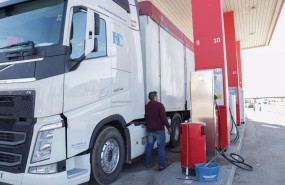 ep archivo una persona reposta gasolina en su camion en una gasolinera ep archivo una persona reposta gasolina en su camion en una gasolinera