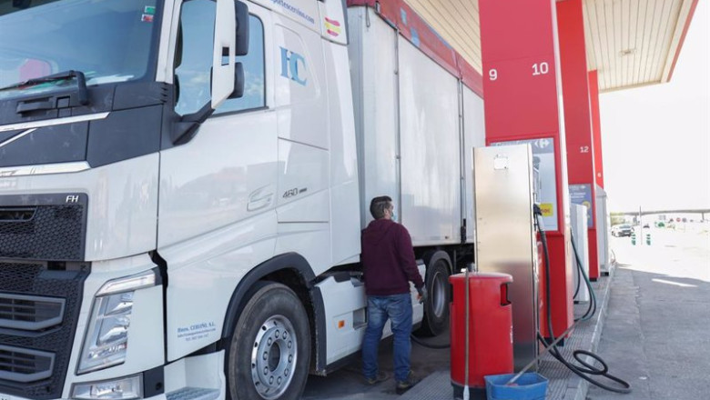 Archivo - Una persona reposta gasolina | Raúl Fraile - Europa Press - Archivo ep archivo una persona reposta gasolina en su camion en una gasolinera