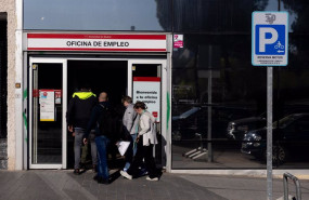 ep archivo   varias personas entrando en una oficina de empleo