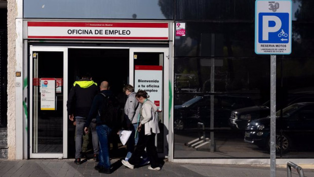 ep archivo varias personas entrando en una oficina de empleo ep archivo varias personas entrando en una oficina de empleo