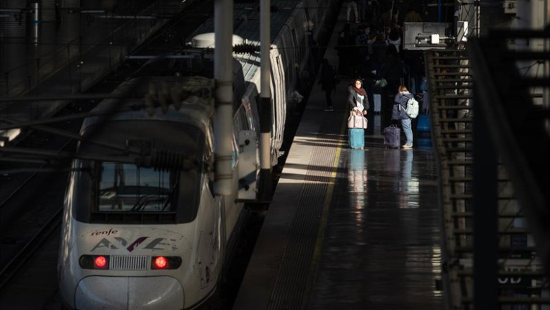 Archivo - Varias personas junto a un AVE estacionado en la estación de Atocha-Almudena Grandes | Alejandro Martínez Vélez - Europa Press - Archivo ep archivo varias personas junto a un ave estacionado en la estacion de atocha almudena grandes