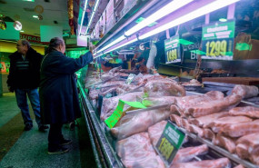 ep archivo   varias personas realizan compras en la tienda de comestibles los mares alimentacion en