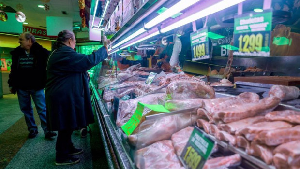 ep archivo   varias personas realizan compras en la tienda de comestibles los mares alimentacion en