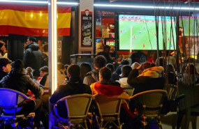 ep archivo   varios aficionados ven en la television de un bar el partido de futbol entre espana y