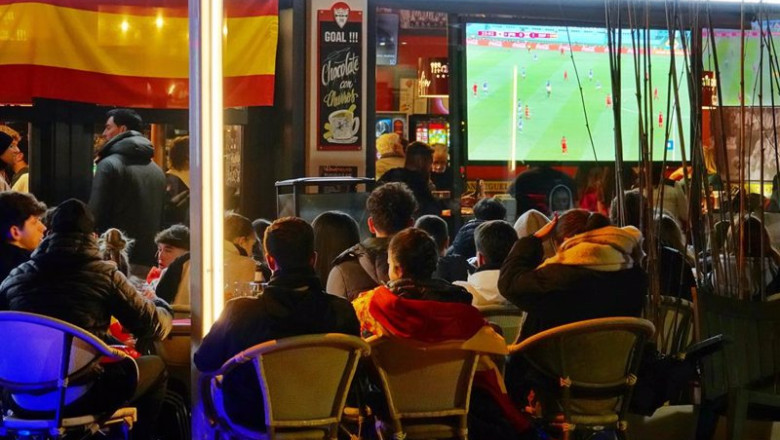 ep archivo varios aficionados ven en la television de un bar el partido de futbol entre espana y ep archivo varios aficionados ven en la television de un bar el partido de futbol entre espana y