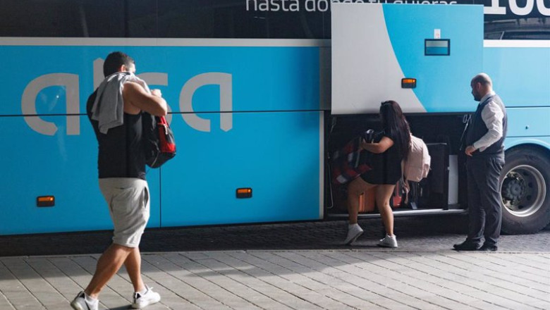 ep archivo viajeros depositando sus maletas en el maletero de un autobus de alsa ep archivo viajeros depositando sus maletas en el maletero de un autobus de alsa