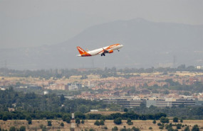 ep archivo   vista de un avion despegando desde el mirador de paracuellos de jarama a 1 de agosto de