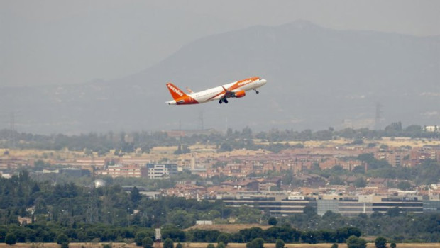 ep archivo   vista de un avion despegando desde el mirador de paracuellos de jarama a 1 de agosto de