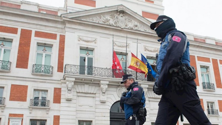 Dos agentes de la Policía Municipal caminan junto a la Real Casa de Correos | Joaquin Corchero - Europa Press ep dos agentes de la policia municipal caminan junto a la real casa de correos