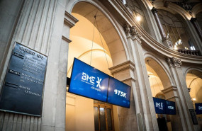 ep dos televisores proyectan los logos de bme y de tsk