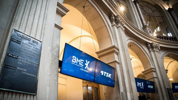 ep dos televisores proyectan los logos de bme y de tsk