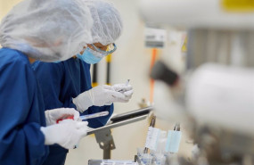 ep dos trabajadores en un laboratorio