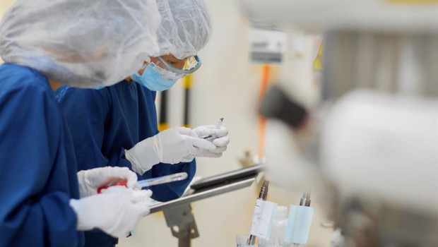 ep dos trabajadores en un laboratorio