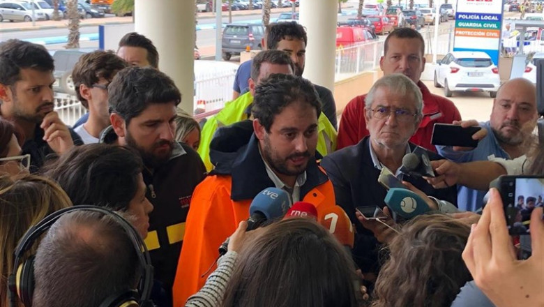 El alcalde de Los Alcázares, Mario Pérez, junto con el presidente de la Comunidad, Fernando López Miras, y el de la Asamblea Regional, Alberto Castillo, hablando sobre consecuencias de la DANA en el municipio | AYUNTAMIENTO DE LOS ALCÁZARES ep el alcalde de los alcazares mario perez junto con el presidente de la comunidad fernando lopez