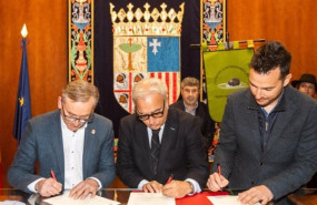 ep el consejero de agricultura ganaderia y alimentacion del gobierno de aragon javier rincon firma