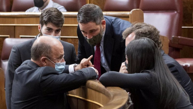 El diputado de Vox, Ignacio Gil Lázaro, conversa con (2i-d) el líder de Vox, Santiago Abascal; el portavoz de Vox en el Congreso, Iván Espinosa de los Monteros; y la secretaria general del Grupo de Vox en el Congreso, Macarena Olona, en el Congreso | Alberto Ortega - Europa Press ep el diputado de vox ignacio gil lazaro conversa con 2i d el lider de vox santiago abascal el