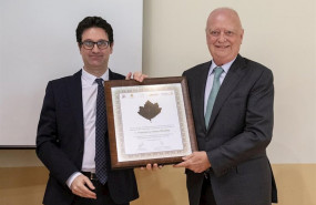 ep el doctor francisco ivorra presidente del grupo asisa recibe la placa honorifica que le entrega