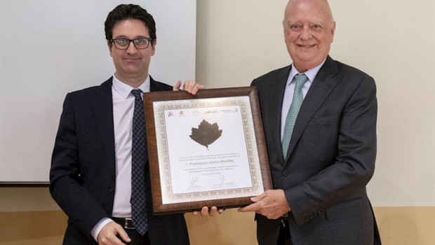 ep el doctor francisco ivorra presidente del grupo asisa recibe la placa honorifica que le entrega