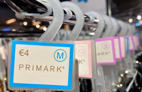 ep etiquetas de primark en la tienda de gran via tras incrementar un 15 el sueldo de sus empleados
