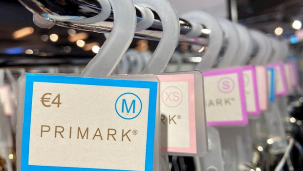 ep etiquetas de primark en la tienda de gran via tras incrementar un 15 el sueldo de sus empleados