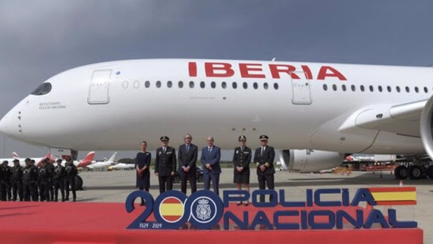 ep iberia nombra su nuevo avion bicentenario policia nacional