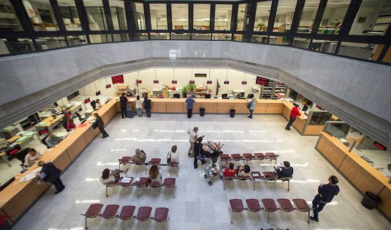ep imagen de archivo de un edificio administrativo con atencion al publico