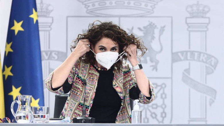 La ministra portavoz y de Hacienda, María Jesús Montero, se coloca la mascarilla antes de intervenir en rueda de prensa posterior al Consejo de Ministros celebrado en Moncloa, en Madrid (España), a 9 de marzo de 2021. Entre otras cuestiones, el Gobierno | EUROPA PRESS/E. Parra. POOL - Europa Press ep la ministra portavoz y de hacienda maria jesus montero se coloca la mascarilla antes de