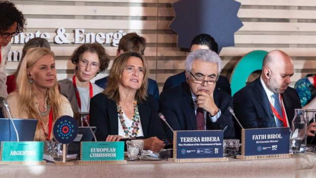 ep la vicepresidenta tercera del gobierno en funciones teresa ribera el director general de la aie