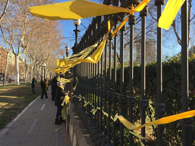 Lazos amarillos por los presos independentistas, junto al Parlament | @ASSEMBLEA - Archivo ep lazos amarilloslos presos independentistas juntoparlament