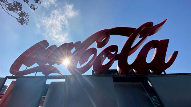 ep logotipo de coca-cola a las puertas de su sede en la calle de la ribera del loira madrid espana