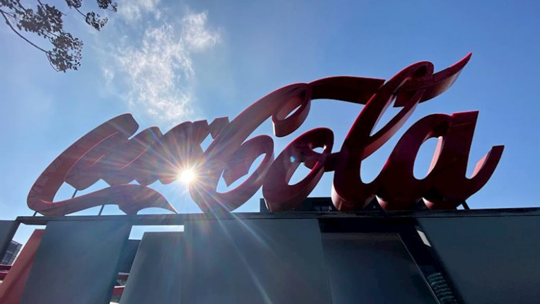 Eduardo Parra - Europa Press ep logotipo de coca-cola a las puertas de su sede en la calle de la ribera del loira madrid espana