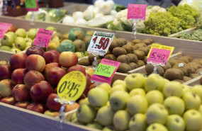 ep manzanas y otras frutas en un puesto de un mercado en madrid espana ep manzanas y otras frutas en un puesto de un mercado en madrid espana