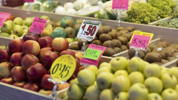 ep manzanas y otras frutas en un puesto de un mercado en madrid espana