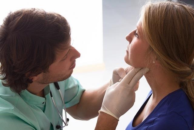 ep mujer medico consulta tiroides garganta ganglios