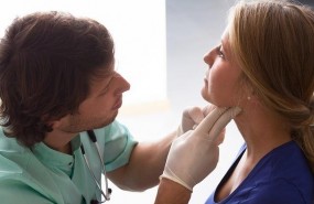 ep mujer medico consulta tiroides garganta ganglios