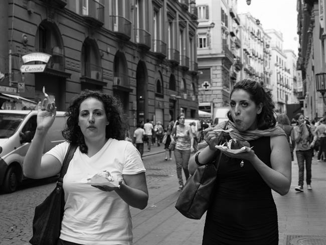 Mujeres andando y comiendo | FLICKR MARIO MANCUSO - Archivo ep mujeres andandocomiendo