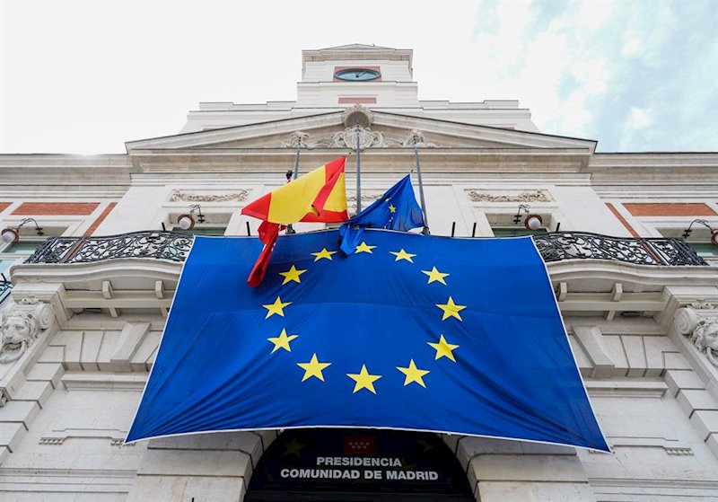 https://img4.s3wfg.com/web/img/images_uploaded/d/6/ep_se_ha_desplegado_una_bandera_de_la_ue_sobre_la_fachada_principal_de_la_real_casa_de_correos_para.jpg