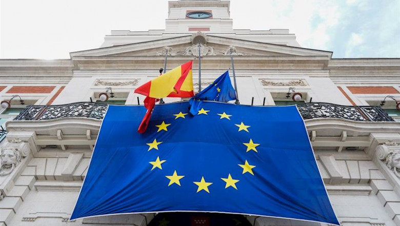 Bandera de la UE sobre la fachada de la Real Casa de Correos | Comunidad de Madrid ep se ha desplegado una bandera de la ue sobre la fachada principal de la real casa de correos para
