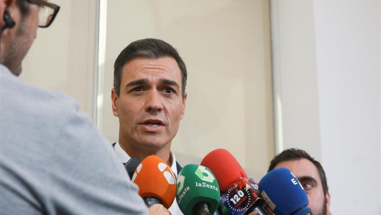 El secretario general del Partido Socialista y presidente del Gobierno en funciones, Pedro Sánchez, ofrece declaraciones a los medios de comunicación antes de su reunión con representantes de diversos sectores culturales en la Sede de la Sociedad de Artis | Ricardo Rubio - Europa Press ep secretario generalpartido socialistapresidentegobiernofunciones pedro sanchez ofrece declaracioneslos medioscomunicaciondereunionrepresentantesdiversos sectores culturalesla sedela sociedadartis